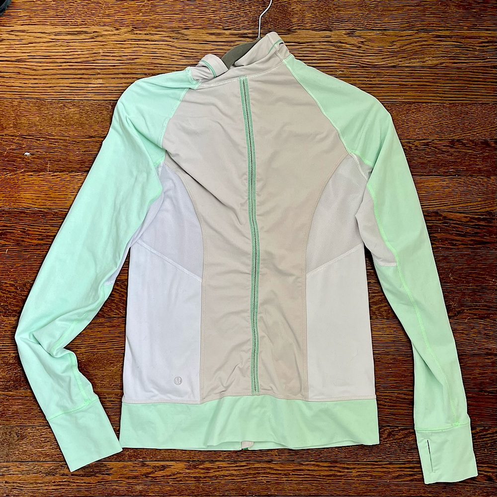 Sz6, Lululemon jacket.  Really comfortable and flattering. Only worn twice.